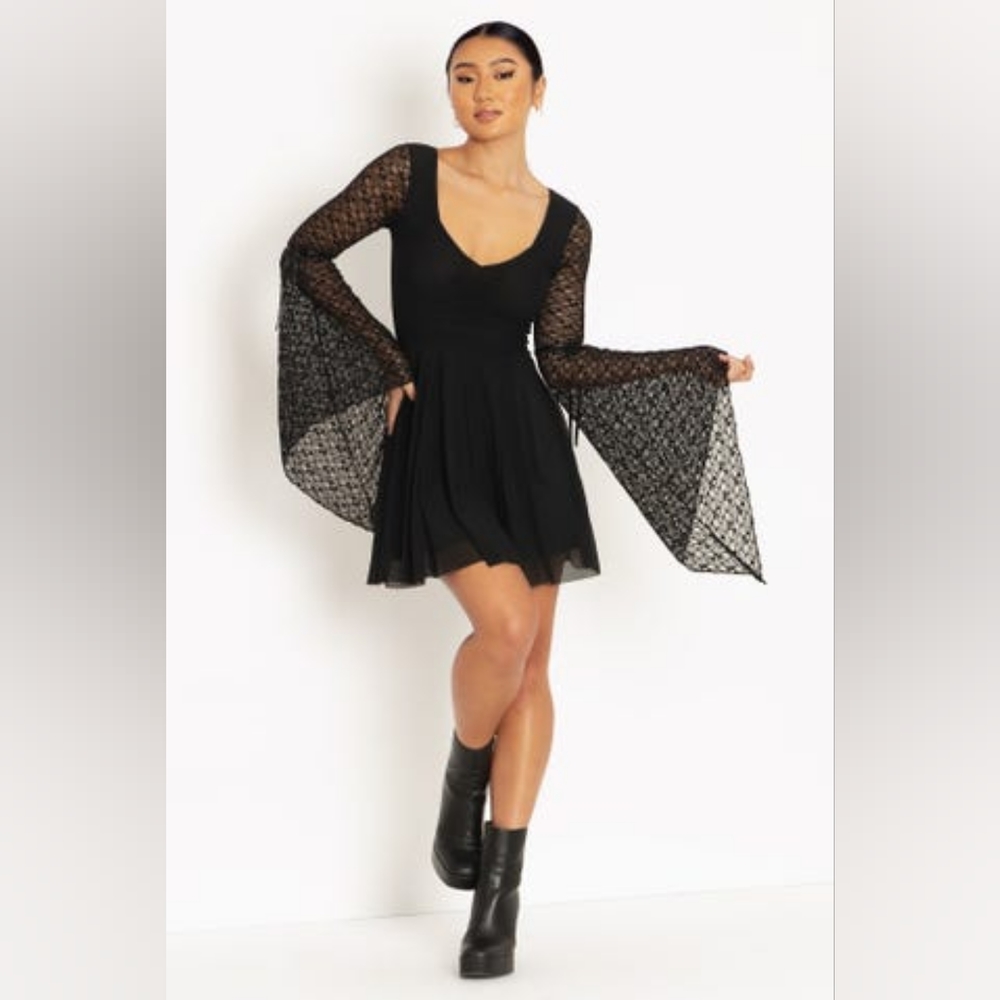 Lace belle sleve dress